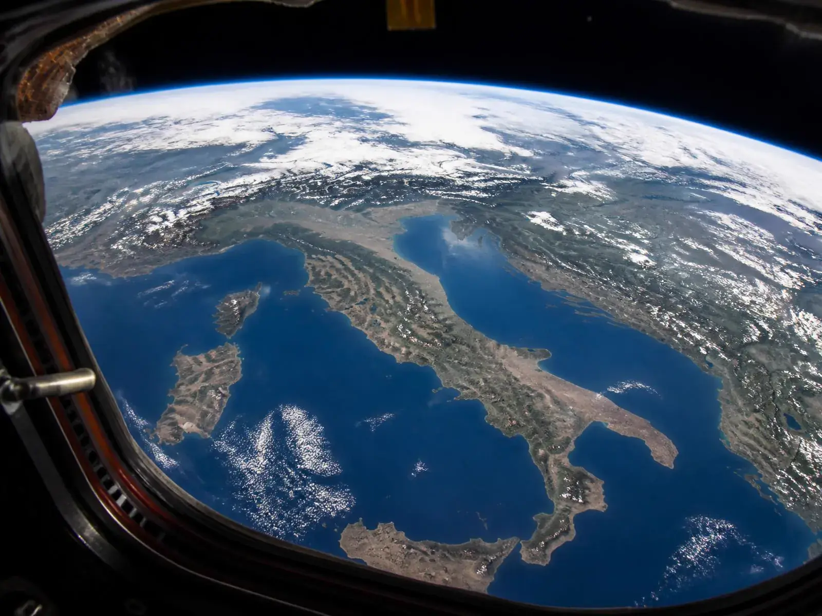 Vista dell'Italia e del Mediterraneo dalla finestra della Stazione Spaziale Internazionale